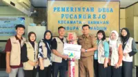 Penyerahan bantuan tenda bazar kepada Pemerintah Desa Pucangrejo melalui kolaborasi KKN UNS Kelompok 154 dan Pertamina PT Patra Logistik (Doc. Pribadi) Penyerahan bantuan tenda bazar kepada Pemerintah Desa Pucangrejo melalui kolaborasi KKN UNS Kelompok 154 dan Pertamina PT Patra Logistik (Doc. Pribadi)