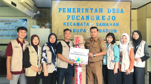 Penyerahan bantuan tenda bazar kepada Pemerintah Desa Pucangrejo melalui kolaborasi KKN UNS Kelompok 154 dan Pertamina PT Patra Logistik (Doc. Pribadi)