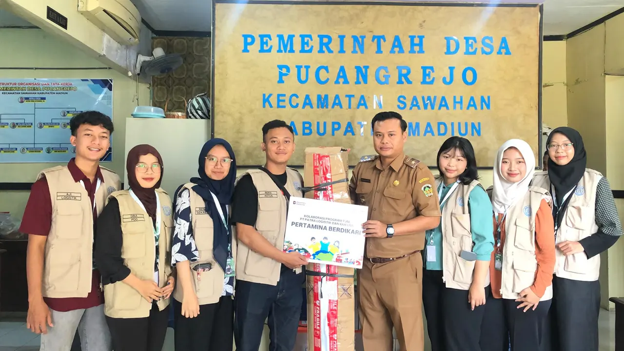Penyerahan bantuan tenda bazar kepada Pemerintah Desa Pucangrejo melalui kolaborasi KKN UNS Kelompok 154 dan Pertamina PT Patra Logistik (Doc. Pribadi)