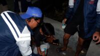 Mahasiswa KKN Undip Tim II 2026 turut membantu proses pengecatan jalan bersama Karang Taruna dan warga Desa Jirapan. (Dok. Pribadi/Mahasiswa KKN Undip) Mahasiswa KKN Undip Tim II 2026 turut membantu proses pengecatan jalan bersama Karang Taruna dan warga Desa Jirapan. (Dok. Pribadi/Mahasiswa KKN Undip)