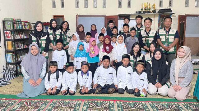 Anak-anak Dusun Sekendi bersama mahasiswa Kelompok 42 KKN-PPM XLIX UMBY seusai mengikuti kegiatan edukasi tentang bahaya merokok dan pentingnya menerapkan pola hidup sehat sejak dini di Dusun Sekendi, Desa Pogalan, Kecamatan Pakis, Kabupaten Magelang. (Doc. Pribadi)
