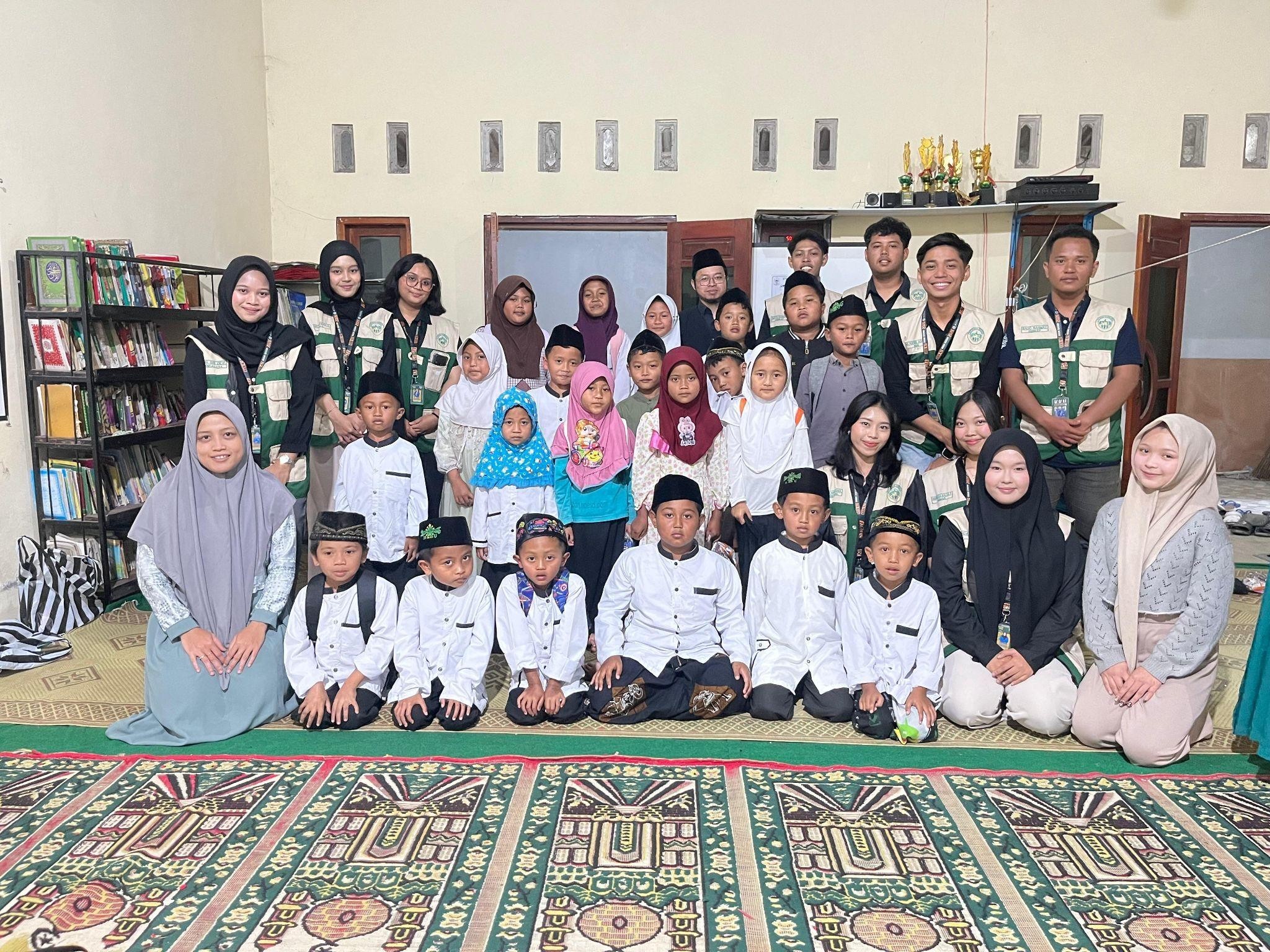 Anak-anak Dusun Sekendi bersama mahasiswa Kelompok 42 KKN-PPM XLIX UMBY seusai mengikuti kegiatan edukasi tentang bahaya merokok dan pentingnya menerapkan pola hidup sehat sejak dini di Dusun Sekendi, Desa Pogalan, Kecamatan Pakis, Kabupaten Magelang. (Doc. Pribadi)