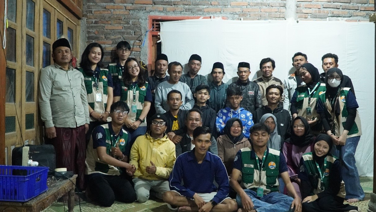 Mahasiswa KKN 64 UMBY bersama anggota Karang Taruna dan warga Dusun Banter dalam kegiatan pelatihan penguatan kapasitas melalui kepemimpinan, manajemen organisasi, dan public speaking pada Minggu (9/8/2026). (Dok. Pribadi/Kelompok 103 KKN-PPM UMBY)