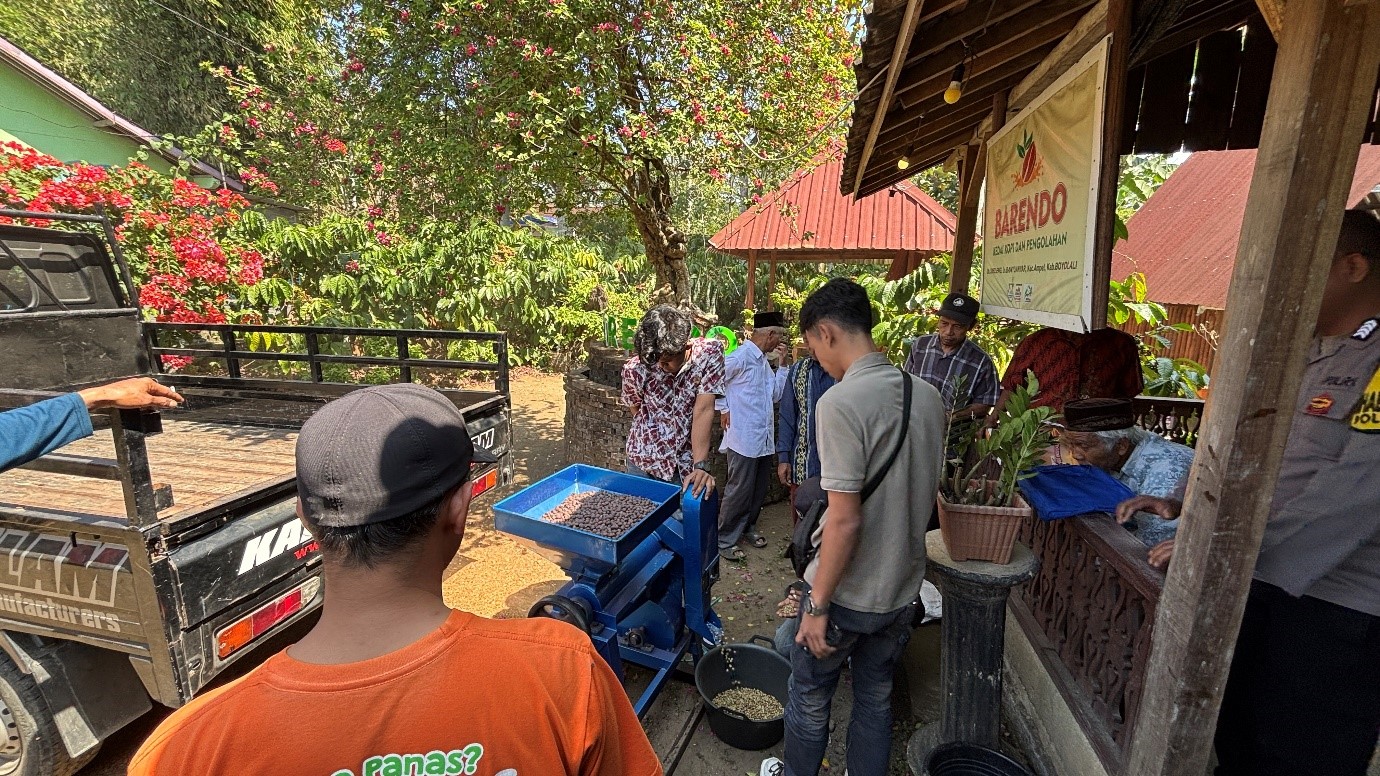 Tim UNS mendampingi Kelompok Tani Sumber Agung 1, Boyolali, dalam penerapan teknologi pengolahan kopi untuk meningkatkan kualitas dan kapasitas produksi. (Dok. Tim Pengabdian Masyarakat UNS)