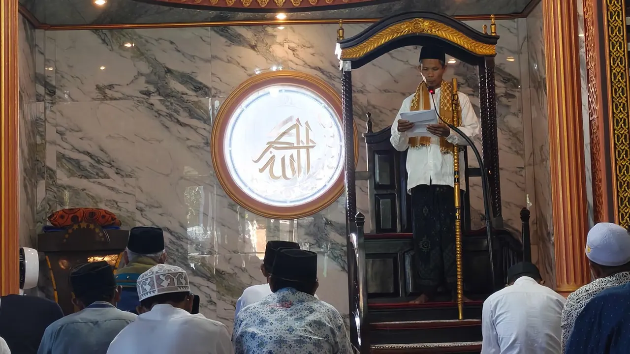 Khotbah Jum’at dengan membaca draf materi “Tobat Ekologis: Menjaga Bumi sebagai Amanah Ilahi” oleh Bapak Manshur petugas khutbah dan pengurus takmir Masjid Al Amin Dusun Pancuran, Jum’at (24/07/2026). (Dok. Pribadi/Kelompok KKN 120 UIN Sunan Kalijaaga Yogyakarta)