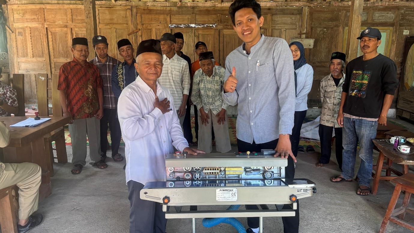 Tim Universitas Sebelas Maret (UNS) menyerahkan dan memperkenalkan mesin pengemasan kepada Kelompok Tani Sumber Agung 1 di Desa Banyuanyar, Kecamatan Ampel, Kabupaten Boyolali. (Dok. Tim Pengabdian Masyarakat UNS)