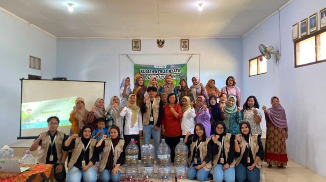 Mahasiswa KKN 227 UNS bersama masyarakat Desa Payungan dalam kegiatan pengolahan sampah organik melalui komposter galon. (Dok. KKN 227 UNS)
