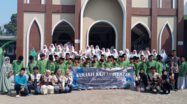 Foto bersama Mahasiswa KKN Kelompok 88 UNS di SMP IT Darussalam Tanon, Desa Kalikobok, Kec. Tanon, Kab. Sragen, Sabtu (01/08/2026). (Dok. Pribadi/Kelompok KKN 88 UNS)
