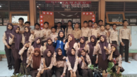 kunci dari tutup botol Foto bersama setelah kegiatan pembuatan gantungan plastik di kelas 8A SMP Negeri 4 Gamping, Kabupaten Sleman. (Dok. Pribadi) kunci dari tutup botol Foto bersama setelah kegiatan pembuatan gantungan plastik di kelas 8A SMP Negeri 4 Gamping, Kabupaten Sleman. (Dok. Pribadi)