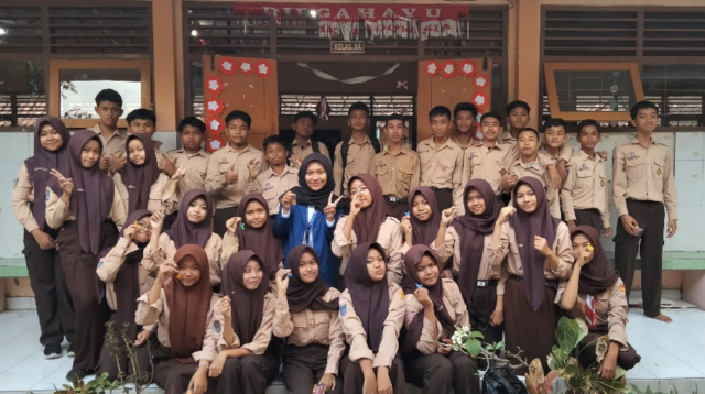 kunci dari tutup botol Foto bersama setelah kegiatan pembuatan gantungan plastik di kelas 8A SMP Negeri 4 Gamping, Kabupaten Sleman. (Dok. Pribadi)