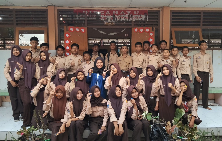 kunci dari tutup botol Foto bersama setelah kegiatan pembuatan gantungan plastik di kelas 8A SMP Negeri 4 Gamping, Kabupaten Sleman. (Dok. Pribadi)