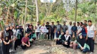 Mahasiswa Kuliah Kerja Nyata (KKN) Universitas Ahmad Dahlan (UAD) Periode 159 Unit III.B.3 melaksanakan program edukasi dan inisiasi teknik Hügelkultur dengan Masyarakat. (Dok. Tresa Nursolekhantun)