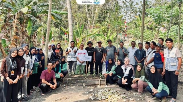 Mahasiswa Kuliah Kerja Nyata (KKN) Universitas Ahmad Dahlan (UAD) Periode 159 Unit III.B.3 melaksanakan program edukasi dan inisiasi teknik Hügelkultur dengan Masyarakat. (Dok. Tresa Nursolekhantun)