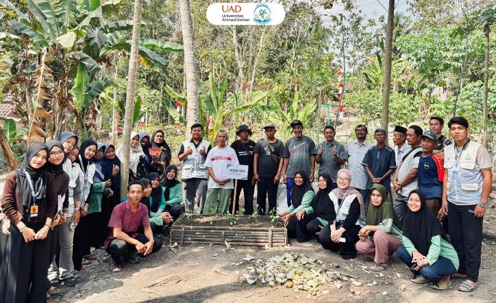 Mahasiswa Kuliah Kerja Nyata (KKN) Universitas Ahmad Dahlan (UAD) Periode 159 Unit III.B.3 melaksanakan program edukasi dan inisiasi teknik Hügelkultur dengan Masyarakat. (Dok. Tresa Nursolekhantun)