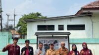 Penyerahan peta kepada pihak Pemerintah Desa Warunggunung dan sesi foto bersama sebagai dokumentasi. (Dok. Pribadi/KKN 86 UNIBA) Penyerahan peta kepada pihak Pemerintah Desa Warunggunung dan sesi foto bersama sebagai dokumentasi. (Dok. Pribadi/KKN 86 UNIBA)