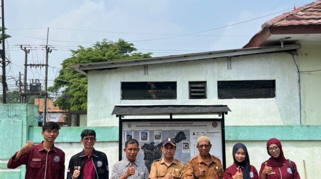 Penyerahan peta kepada pihak Pemerintah Desa Warunggunung dan sesi foto bersama sebagai dokumentasi. (Dok. Pribadi/KKN 86 UNIBA)
