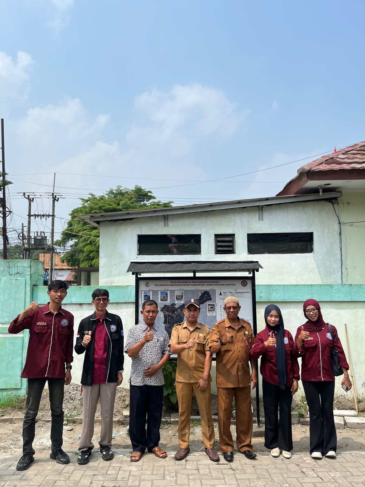 Penyerahan peta kepada pihak Pemerintah Desa Warunggunung dan sesi foto bersama sebagai dokumentasi. (Dok. Pribadi/KKN 86 UNIBA)