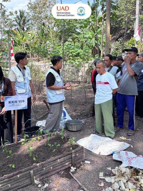 Edukasi kepada masyarakat mengenai konsep, manfaat, dan cara penerapan Hügelkultur. (Dok. Tresa Nursolekhantun)