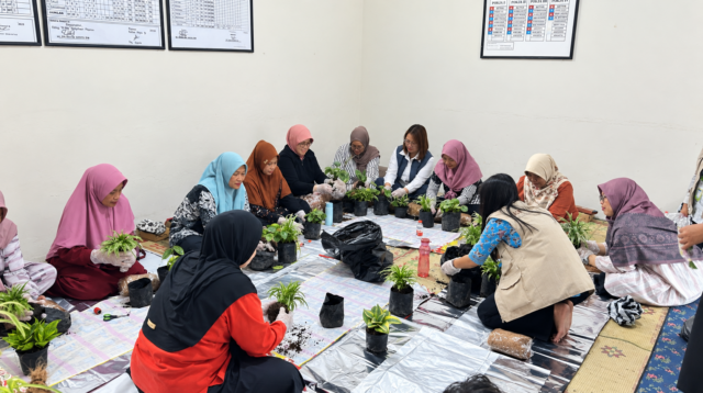 Mahasiswa Kuliah Kerja Nyata (KKN) Universitas Sebelas Maret (UNS) Kelompok 170 menggelar pelatihan pembuatan kokedama berbahan dasar sabut kelapa bagi ibu-ibu PKK Kelurahan Plaosan, Kecamatan Plaosan, Kabupaten Magetan, Kamis (23/7/2026). (Dok. Pribadi/KKN 170 UNS)