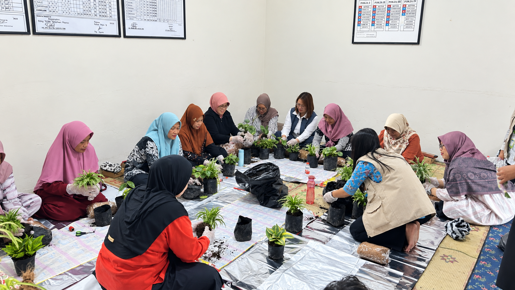 Mahasiswa Kuliah Kerja Nyata (KKN) Universitas Sebelas Maret (UNS) Kelompok 170 menggelar pelatihan pembuatan kokedama berbahan dasar sabut kelapa bagi ibu-ibu PKK Kelurahan Plaosan, Kecamatan Plaosan, Kabupaten Magetan, Kamis (23/7/2026). (Dok. Pribadi/KKN 170 UNS)