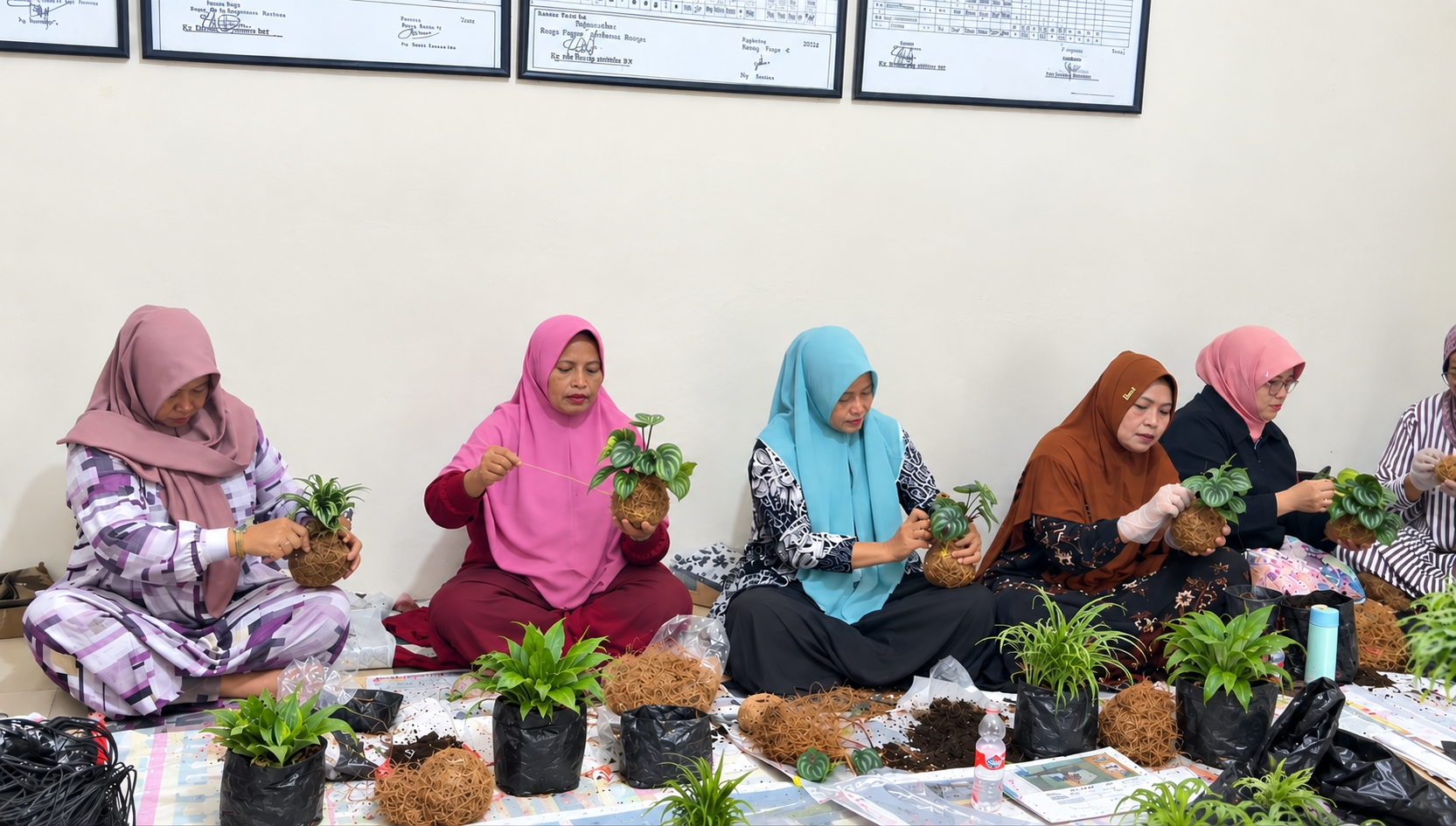 , mahasiswa KKN UNS memandu peserta secara bertahap, mulai dari pengenalan bahan dan alat, teknik mengikat media tanam dengan sabut kelapa, hingga proses penanaman bibit tanaman hias ke dalam kokedama. (Dok. Pribadi/KKN 170 UNS)