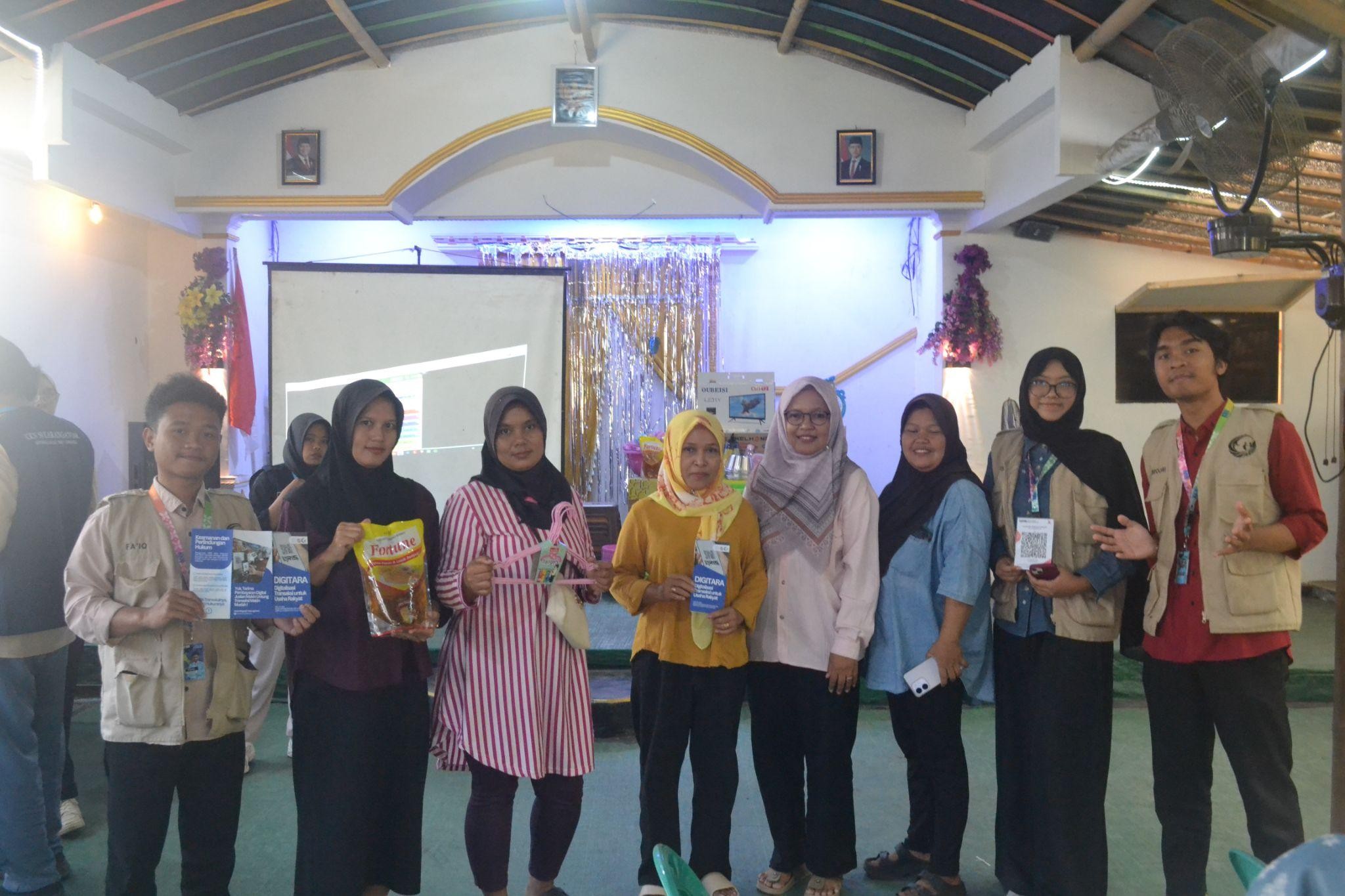 Mahasiswa KKN UNS Kelompok 49 mendampingi pelaku usaha Desa Karanganyar dalam pengenalan dan pemanfaatan QRIS sebagai salah satu bentuk digitalisasi transaksi usaha. (Dok. Pribadi/KKN 49 UNS)