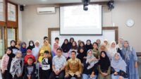 Orang tua yang kuat, anak yang berdaya FISIP UNS dan Yayasan Gapai Indonesia mendampingi orang tua Komunitas Deaf Family Solo Raya melalui pendampingan psikososial, edukasi kesehatan telinga, dan pemeriksaan kesehatan. Pendampingan berlanjut hingga proses implan koklea anak-anak DFSR. (Dok. Pribadi) Orang tua yang kuat, anak yang berdaya FISIP UNS dan Yayasan Gapai Indonesia mendampingi orang tua Komunitas Deaf Family Solo Raya melalui pendampingan psikososial, edukasi kesehatan telinga, dan pemeriksaan kesehatan. Pendampingan berlanjut hingga proses implan koklea anak-anak DFSR. (Dok. Pribadi)