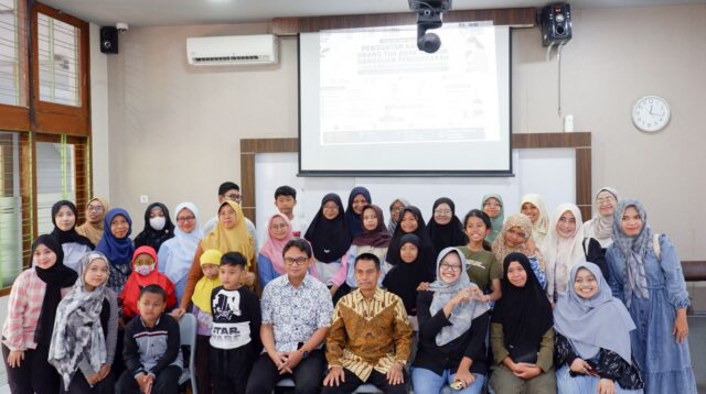 Orang tua yang kuat, anak yang berdaya FISIP UNS dan Yayasan Gapai Indonesia mendampingi orang tua Komunitas Deaf Family Solo Raya melalui pendampingan psikososial, edukasi kesehatan telinga, dan pemeriksaan kesehatan. Pendampingan berlanjut hingga proses implan koklea anak-anak DFSR. (Dok. Pribadi)