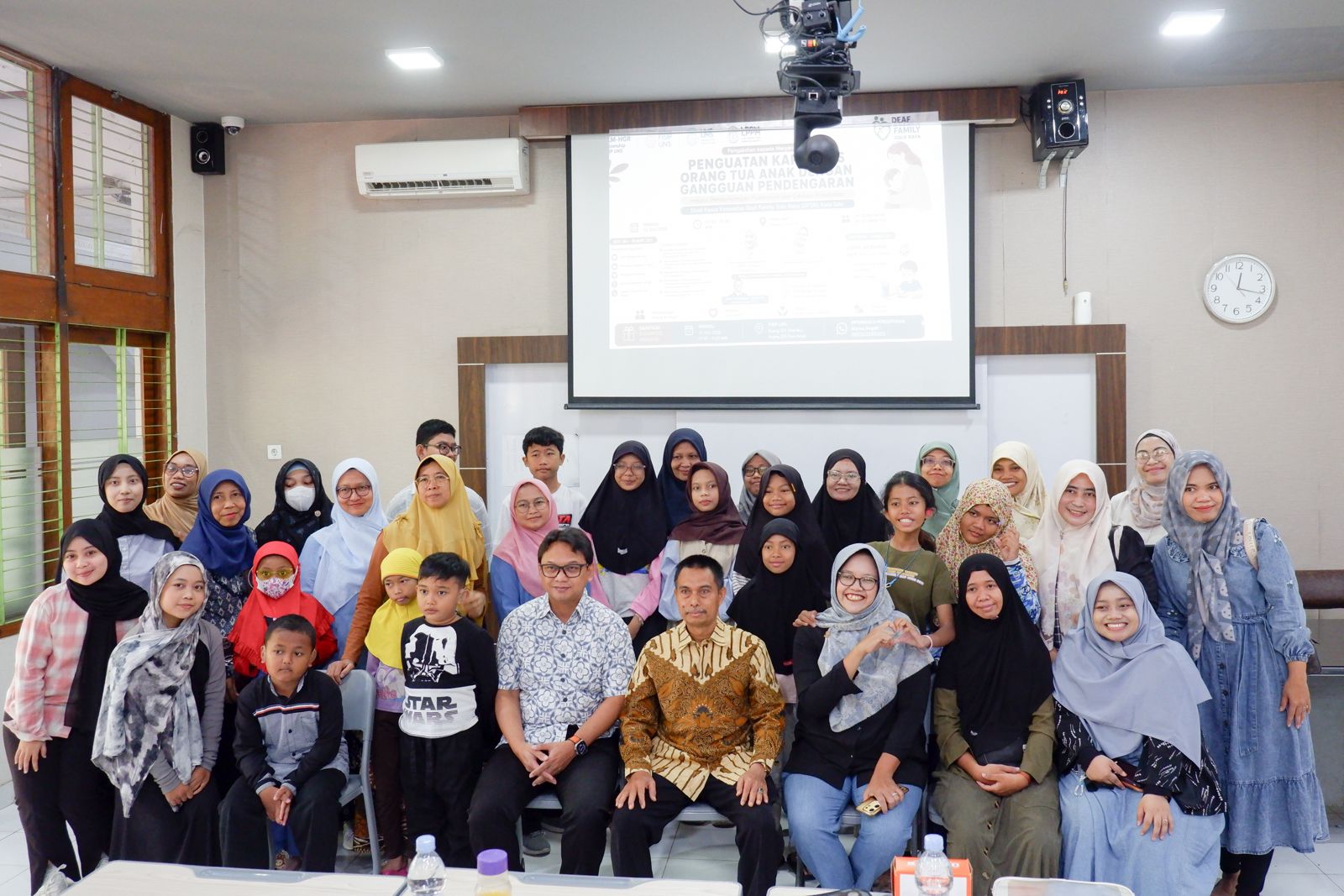 Orang tua yang kuat, anak yang berdaya FISIP UNS dan Yayasan Gapai Indonesia mendampingi orang tua Komunitas Deaf Family Solo Raya melalui pendampingan psikososial, edukasi kesehatan telinga, dan pemeriksaan kesehatan. Pendampingan berlanjut hingga proses implan koklea anak-anak DFSR. (Dok. Pribadi)
