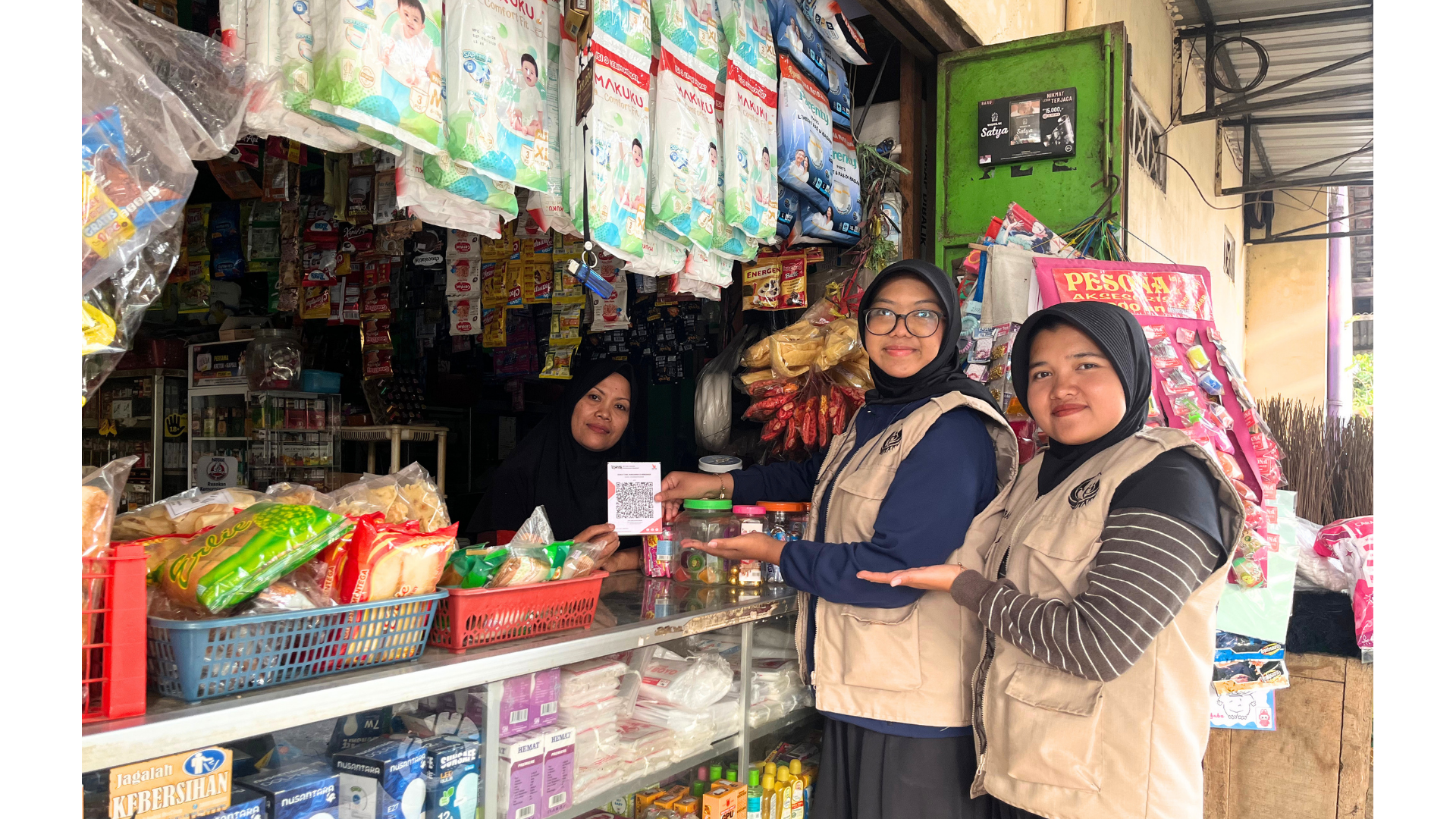 Salah satu pelaku usaha Desa Karanganyar menunjukkan kode QRIS yang telah disiapkan untuk mendukung transaksi pembayaran secara non-tunai. (Dok. Pribadi/KKN 49 UNS)