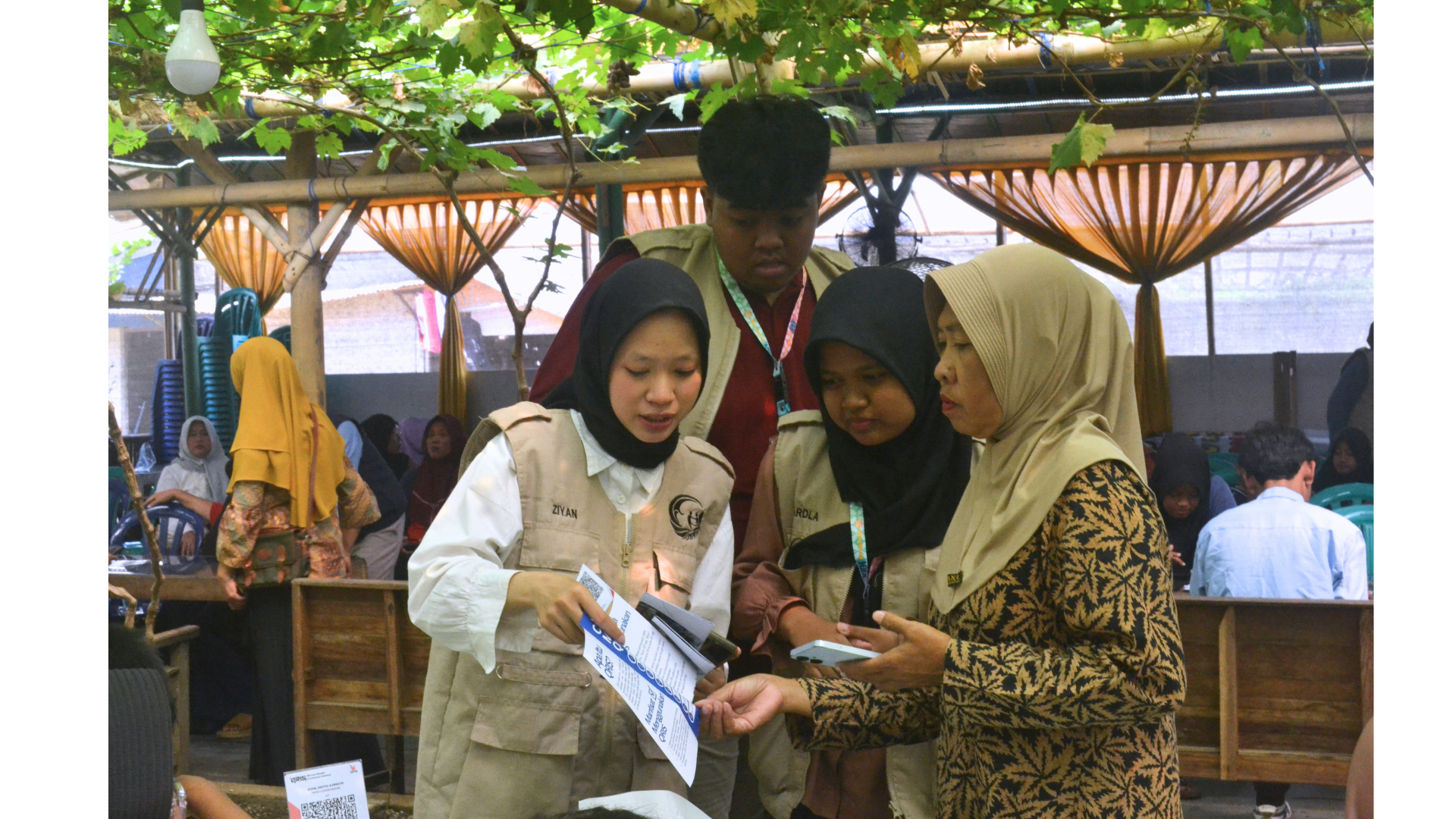 Mahasiswa KKN UNS Kelompok 49 melakukan pendampingan langsung kepada pelaku usaha dalam proses pengenalan dan pendaftaran pembayaran non-tunai. (Dok. Pribadi/KKN 49 UNS)