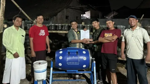 Penyerahan alat kepada Pengelola Bank Miguno Dusun Tegaalrejo, Desa Ngersep. (Dok. Pribadi/KKN 033 UNS)