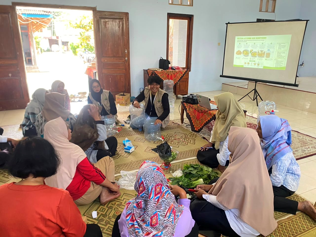 Mahasiswa KKN 227 UNS bersama masyarakat menyiapkan sampah organik untuk proses pengomposan. (Dok. KKN 227 UNS)