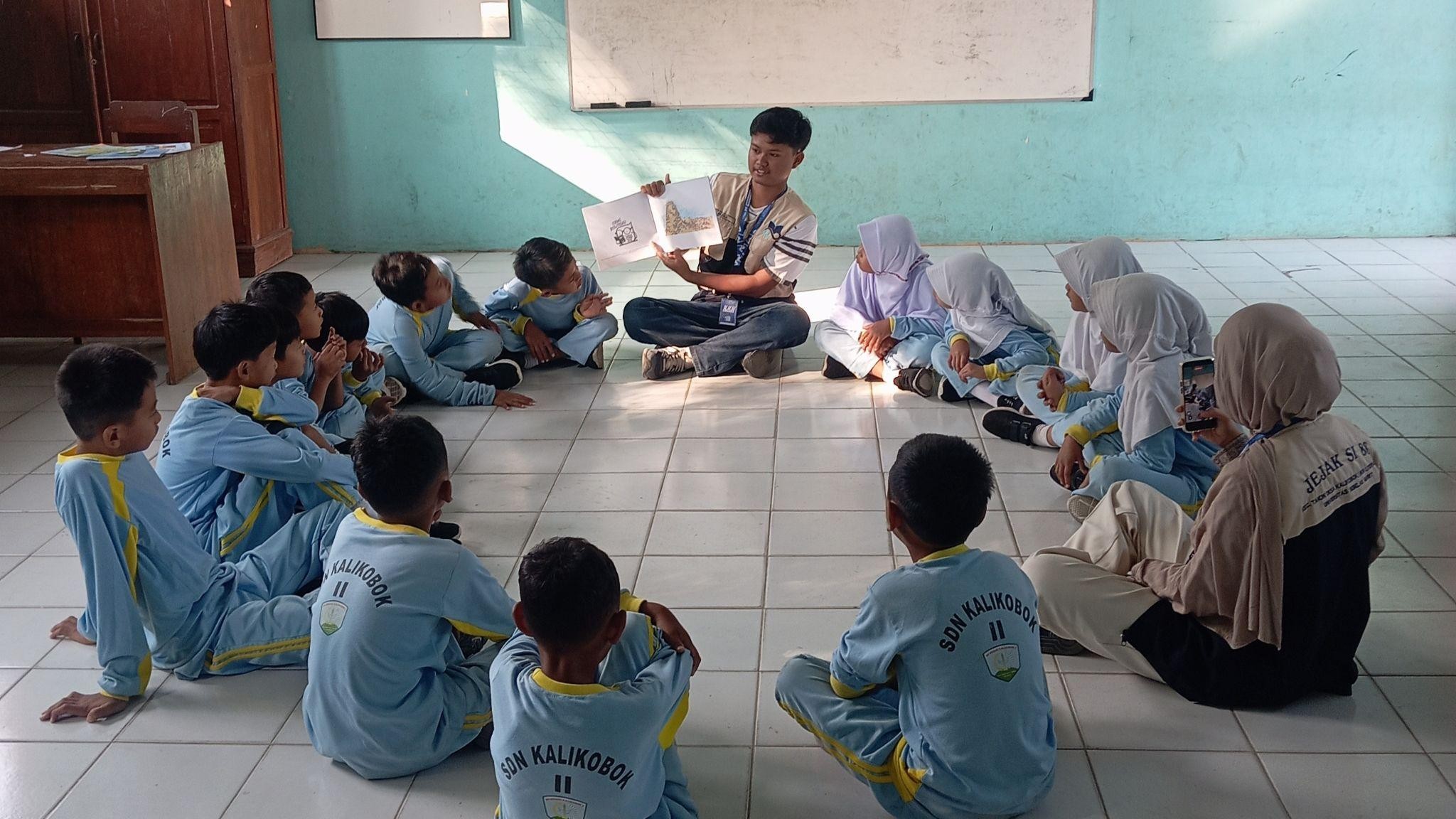 Antusiasme murid-murid SD Negeri Kalikobok 2 dalam mengikuti Kegiatan Membaca Nyaring untuk Mendukung Penguatan Literasi Sejak Dini bersama Mahasiswa KKN Kelompok 88 UNS, Jumat (17/07/2026). (Dok. Pribadi/Kelompok KKN 88 UNS)