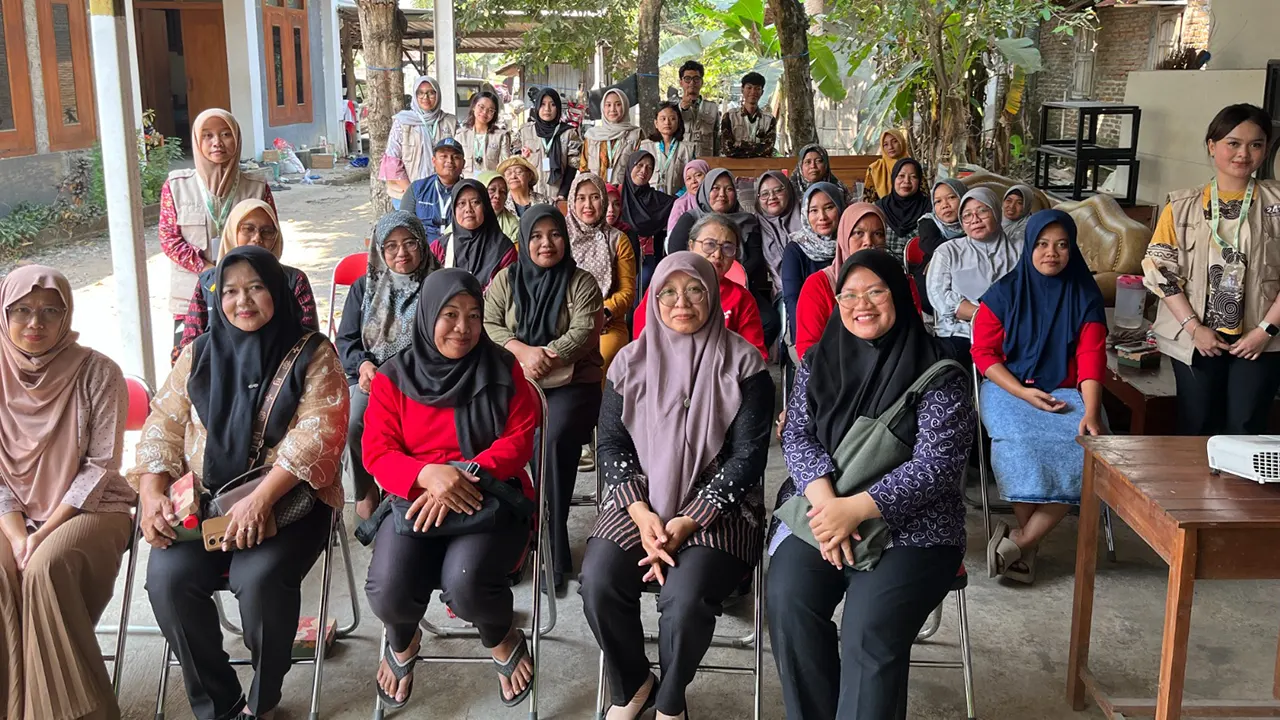 Dokumetasi bersama setelah pelaksanaan program Sosialisasi, Edukasi, dan Pembentukan Kelompok Sedekah Sampah di Padukuhan Sawo, Kalurahan Sumberharjo, Kapanewon Prambanan, Kabupaten Sleman, Daerah Istimewa Yogyakarta. (Dok. Pribadi/KKN 241 UNS)