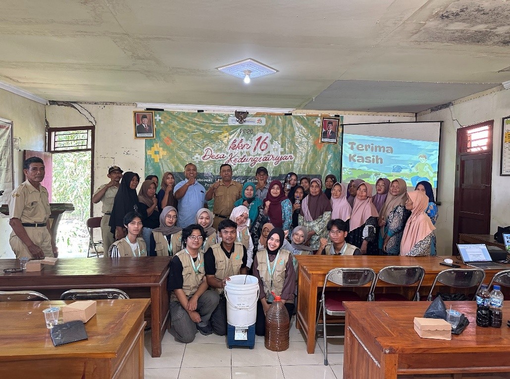 Dokumentasi kegiatan KKN 16 bersama perangkat Desa Kedungsatriyan dan masyarakat dalam mendukung program pengelolaan sampah organik melalui TPS 3R. (Dok. Pribadi/KKN 16 UNS)