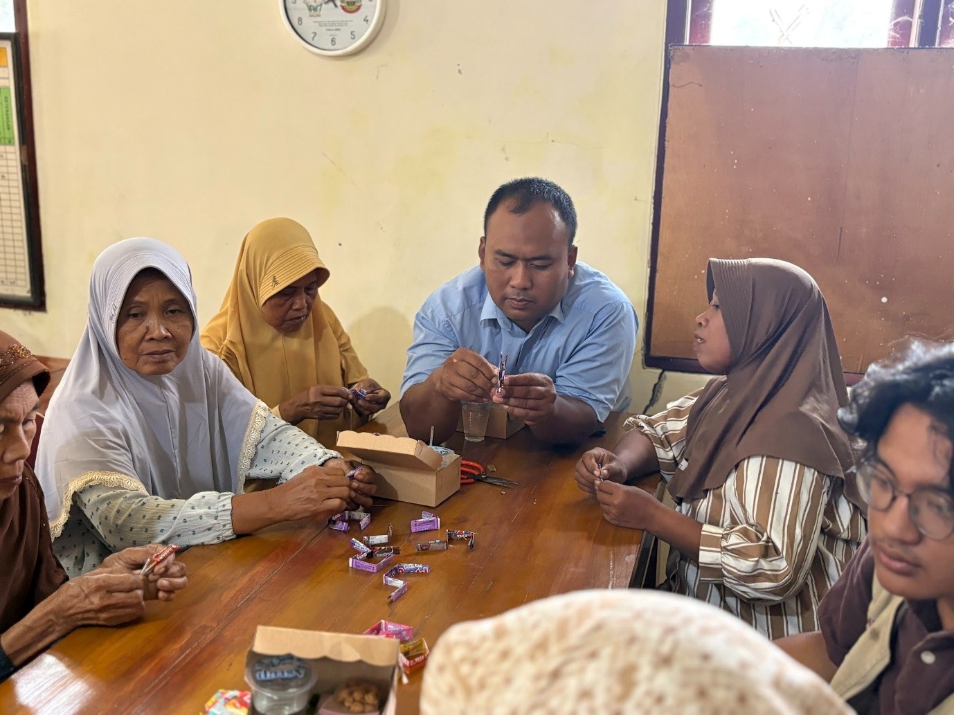 Praktik pengolahan limbah plastik menjadi bahan kerajinan anyaman bersama masyarakat Desa Kedungsatriyan. (Dok. Pribadi/KKN 16 UNS)