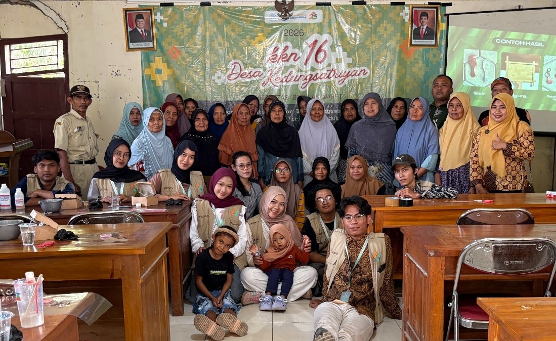 Kelompok KKN 16 bersama masyarakat Desa Kedungsatriyan dalam kegiatan pemanfaatan limbah produksi anyaman bambu menjadi produk bernilai jual. (Dok. Pribadi/KKN 16 UNS)