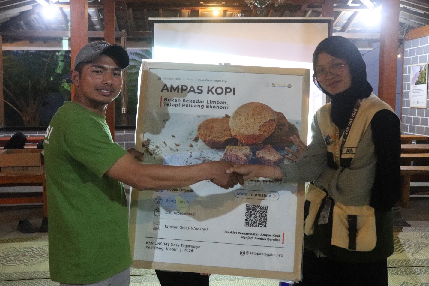 Penyerahan infografis pemanfaatan limbah ampas kopi oleh Mahasiswa KKN UNS Kelompok 143, Kamis (30/07/2026). (Dok. Pribadi/Kelompok KKN 143 UNS)