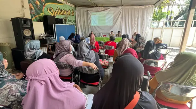 Leni Triastuti, ST. dari Dinas Lingkungan Hidup (DLH) saat memarkan materi di Padukuhan Sawo, Kalurahan Sumberharjo, Kapanewon Prambanan, Kabupaten Sleman, Daerah Istimewa Yogyakarta. (Dok. Pribadi/KKN 241 UNS)