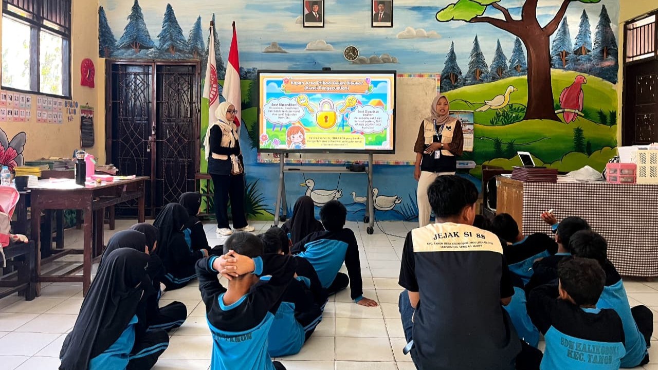 Antusiasme Siswa Kelas 3 SD Negeri Kalikobok 1 dalam mengikuti Edukasi Perlindungan Diri Dan Pengenalan Batasan Tubuh Anak bersama Mahasiswa KKN Kelompok 88 UNS, Jumat (24/07/2026). (Dok. Pribadi/Kelompok KKN 88 UNS)
