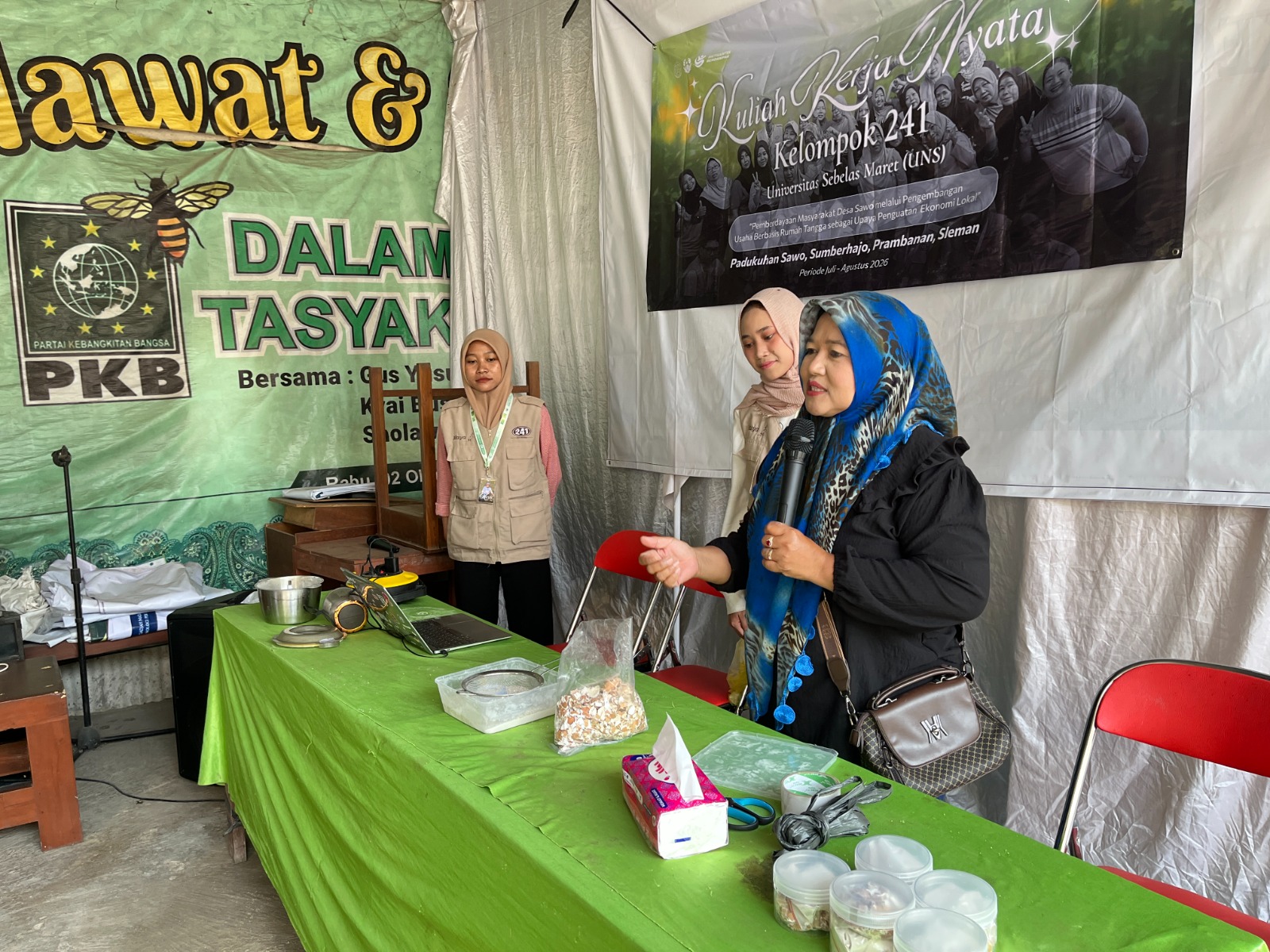 Demonstrasi pembuatan tepung cangkang telur yang diharapkan dapat membantu mendukung pertumbuhan tanaman. (Dok. Pribadi/KKN 241 UNS)