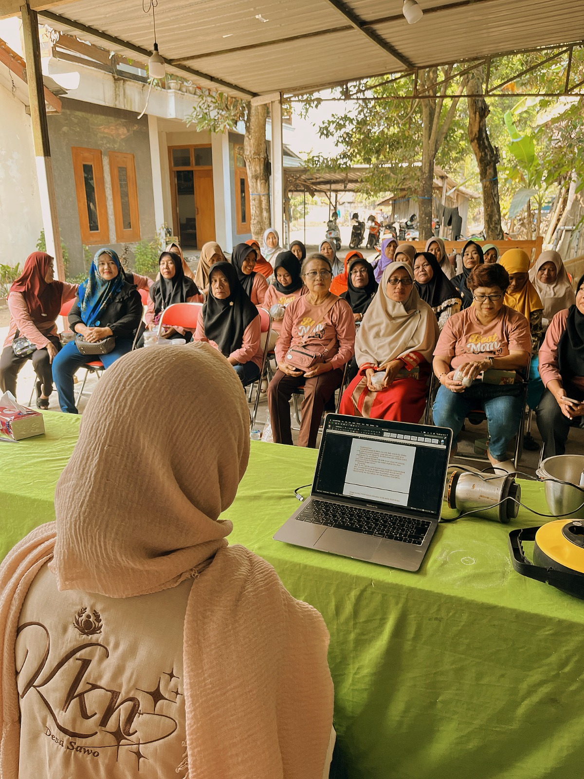 Ibu-ibu PKK sangat antusias menyimak materi yang disampaikan. (Dok. Pribadi/KKN 241 UNS)