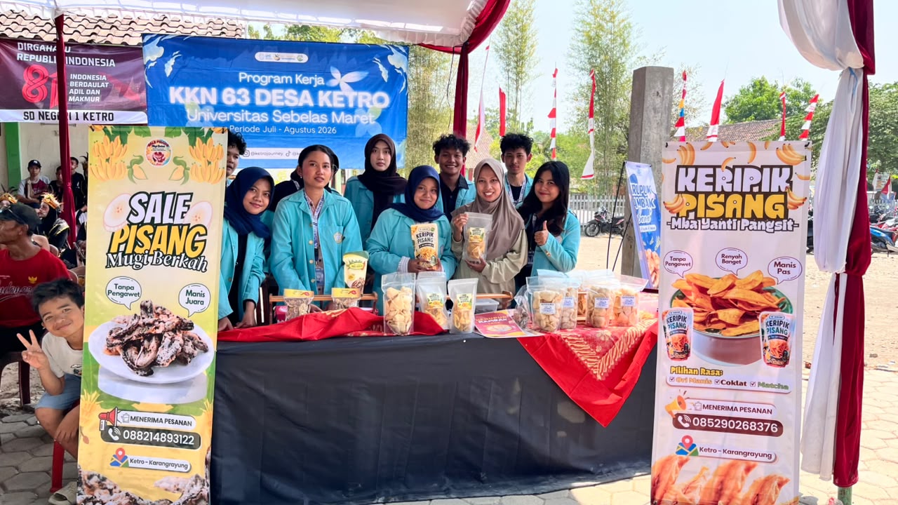 Mahasiswa KKN 63 UNS melakukan dokumentasi bersama di lokasi bazar UMKM Desa Ketro, Kecamatan Karangrayung, Kabupaten Grobogan pada (16/8/2026). (Dok. Pribadi/KKN 63 UNS)