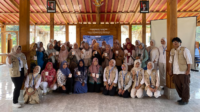 Mahasiswa KKN Kelompok 171 UNS memberikan pelatihan tentang pembuatan ecoprint pada media mug kepada ibu-ibu PKK di Desa Pacalan sebagai bagian dari program pemberdayaan ekonomi masyarakat Desa Pacalan (1/8/2026). (Dok. Pribadi/KKN 171 UNS) Mahasiswa KKN Kelompok 171 UNS memberikan pelatihan tentang pembuatan ecoprint pada media mug kepada ibu-ibu PKK di Desa Pacalan sebagai bagian dari program pemberdayaan ekonomi masyarakat Desa Pacalan (1/8/2026). (Dok. Pribadi/KKN 171 UNS)