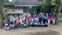 Dokumentasi bersama peserta setelah pelaksanaan kegiatan Gemilang Literasi: Pentingnya Menabung Sejak Dini di TBM Al Rosiqul-Zhafira, Yogyakarta, sebagai bentuk edukasi literasi keuangan bagi anak-anak dan masyarakat. (Dok. Pribadi/Gemilang Literasi) Dokumentasi bersama peserta setelah pelaksanaan kegiatan Gemilang Literasi: Pentingnya Menabung Sejak Dini di TBM Al Rosiqul-Zhafira, Yogyakarta, sebagai bentuk edukasi literasi keuangan bagi anak-anak dan masyarakat. (Dok. Pribadi/Gemilang Literasi)
