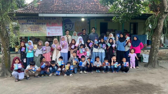 Dokumentasi bersama peserta setelah pelaksanaan kegiatan Gemilang Literasi: Pentingnya Menabung Sejak Dini di TBM Al Rosiqul-Zhafira, Yogyakarta, sebagai bentuk edukasi literasi keuangan bagi anak-anak dan masyarakat. (Dok. Pribadi/Gemilang Literasi)