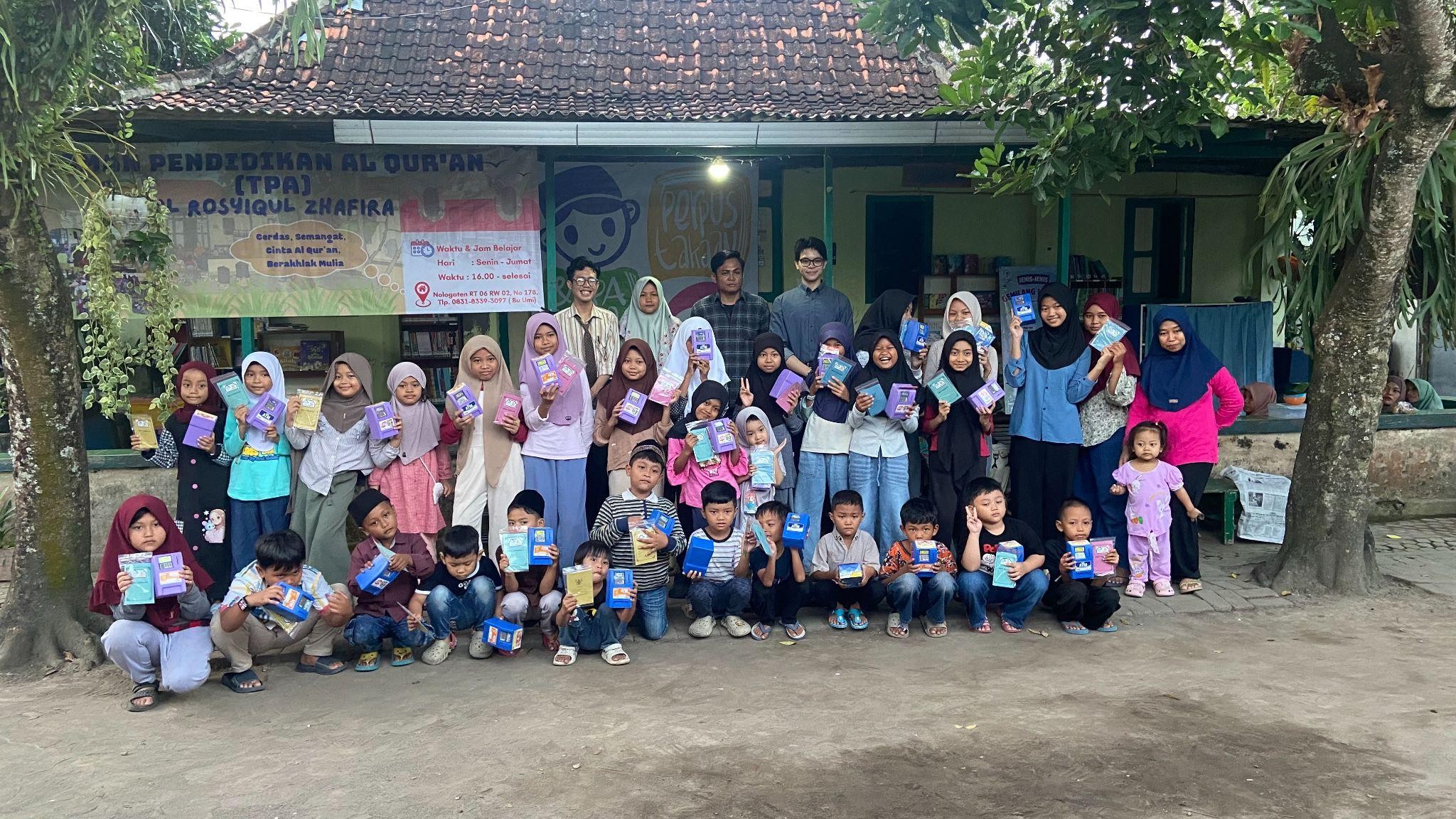 Dokumentasi bersama peserta setelah pelaksanaan kegiatan Gemilang Literasi: Pentingnya Menabung Sejak Dini di TBM Al Rosiqul-Zhafira, Yogyakarta, sebagai bentuk edukasi literasi keuangan bagi anak-anak dan masyarakat. (Dok. Pribadi/Gemilang Literasi)