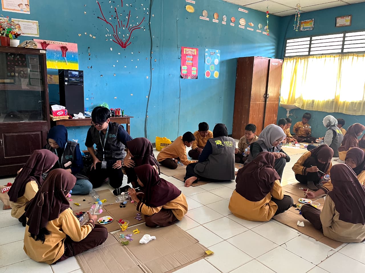 Mengasah kreativitas dan jiwa kewirausahaan anak lewat ecoproduct, belajar menjaga kualitas, hingga menghitung harga pokok produksi. Dari limbah jadi karya, dari karya jadi peluang. (Dok. Pribadi)