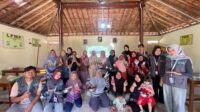 Minyak jelantah yang biasanya menjadi limbah ternyata masih bisa dimanfaatkan menjadi produk yang bernilai guna. Melalui kegiatan ini, masyarakat diajak untuk mengelola minyak jelantah dengan lebih bijak sekaligus mengurangi limbah rumah tangga. (Dok. Pribadi) Minyak jelantah yang biasanya menjadi limbah ternyata masih bisa dimanfaatkan menjadi produk yang bernilai guna. Melalui kegiatan ini, masyarakat diajak untuk mengelola minyak jelantah dengan lebih bijak sekaligus mengurangi limbah rumah tangga. (Dok. Pribadi)